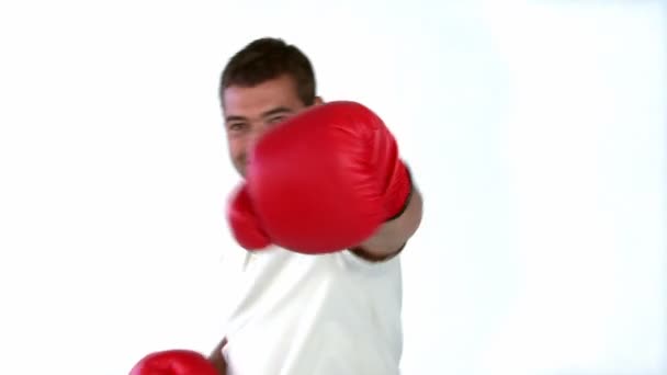 Hombre con guantes de boxeo delante de la cámara — Vídeo de stock