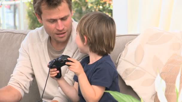 Ein kleiner Junge gibt seinem Vater eine hohe Fünf — Stockvideo