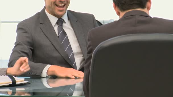 Бізнесмен розмовляє з колегами під час зустрічі — стокове відео