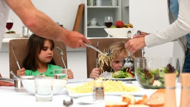 Padres sirviendo el almuerzo a sus hijos — Vídeo de stock