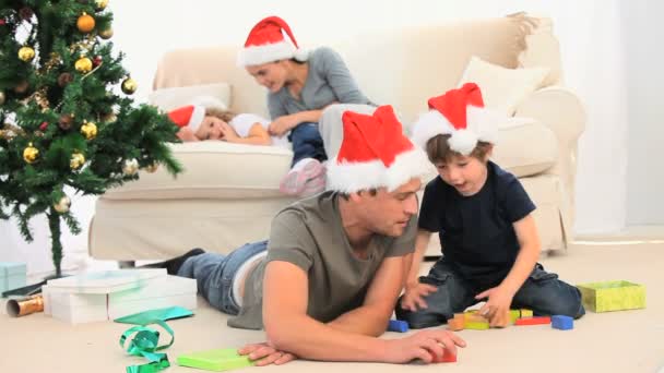 Jeune enfant jouant avec son père — Video