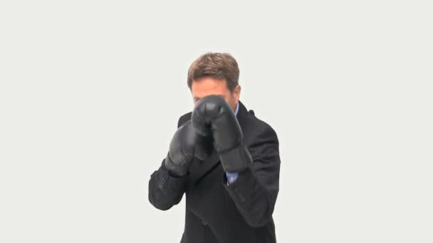 Серьезный бизнесмен боксирует перед камерой — стоковое видео