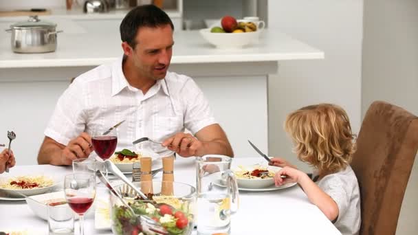 Familia cenando juntos en la mesa — Vídeo de stock