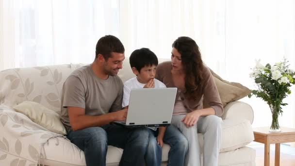 Familie spelen op een computer — Stockvideo