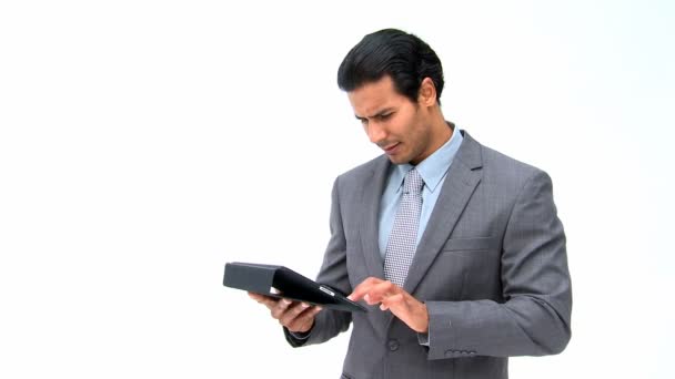 Homme utilisant sa tablette d'ordinateur — Video