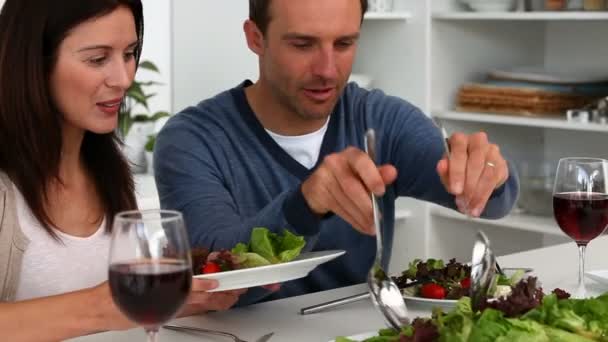 Casal ter um jantar romântico — Vídeo de Stock