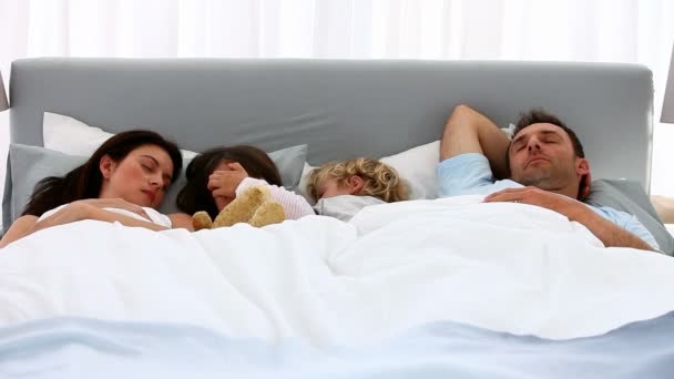 可爱的家庭睡在一起 — 图库视频影像