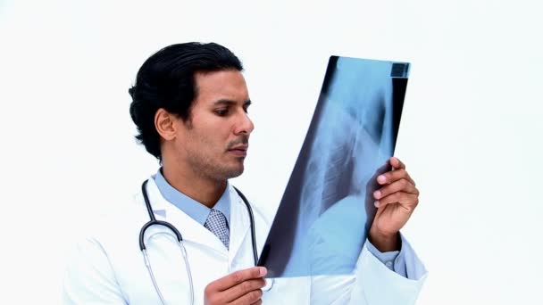 Cirurgião olhando para um raio-x — Vídeo de Stock