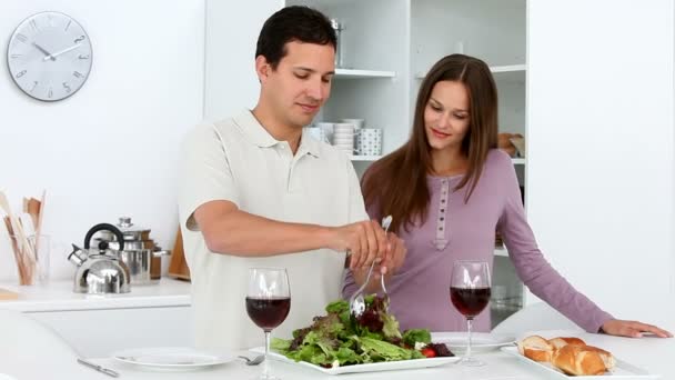 Casal comendo na cozinha — Vídeo de Stock
