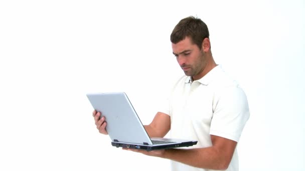 Adam dizüstü bilgisayar kullanıyor. — Stok video