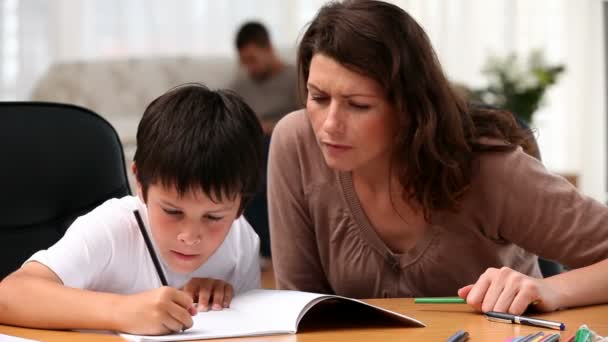 Mamá haciendo los deberes con su hijo — Vídeos de Stock