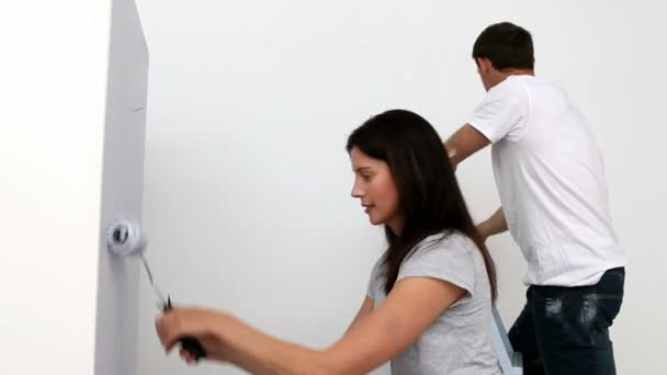 Casal pintando um quarto — Vídeo de Stock