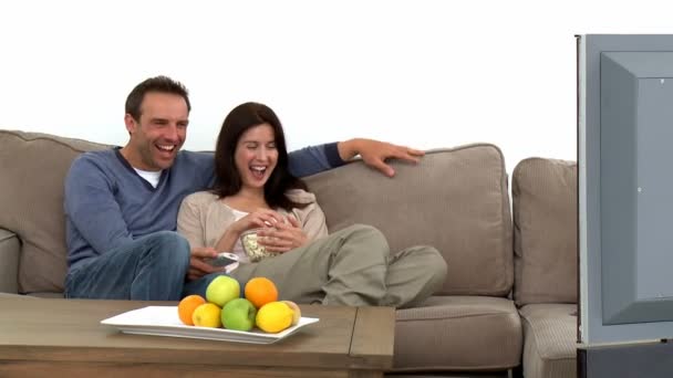 テレビを見て幸せなカップル — ストック動画