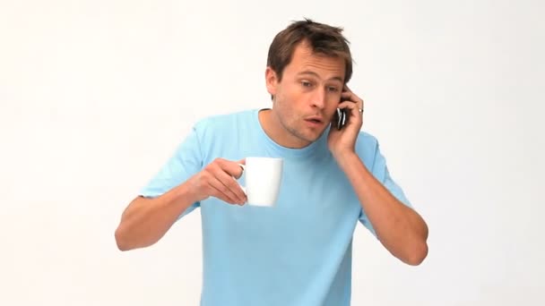 Mann telefoniert, während er trinkt — Stockvideo