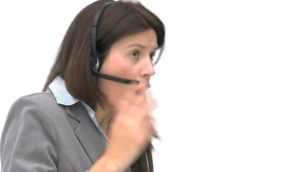 Zufriedene Geschäftsfrau im Gespräch mit Kopfhörern — Stockvideo