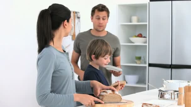 Rodina připravuje oběd — Stock video