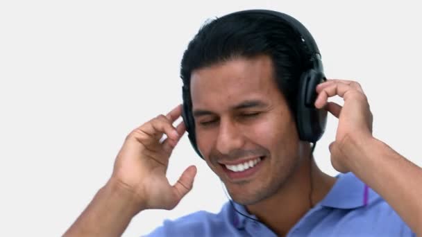Hombre escuchando música — Vídeo de stock