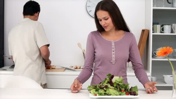 Casal cozinhar refeição em casa — Vídeo de Stock