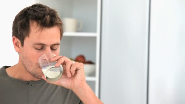 Hombre bebiendo un vaso de leche — Vídeo de stock