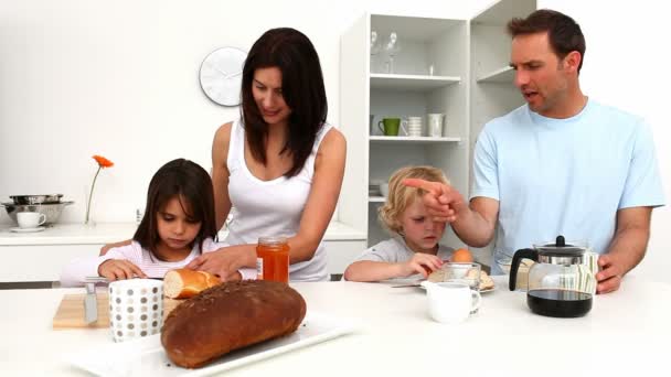 Leuke familie samen ontbijten — Stockvideo