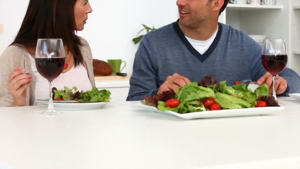 Pareja teniendo una cena romántica — Vídeos de Stock