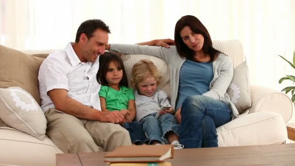 Leuke familie poseren voor de camera — Stockvideo