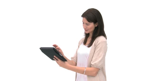 Mujer sonriente usando una tableta de computadora — Vídeos de Stock