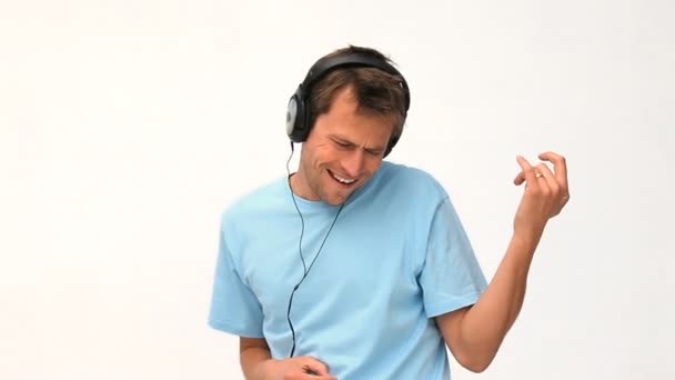 Hombre bailando mientras escucha música — Vídeos de Stock