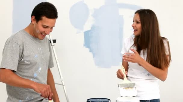 搅拌油漆对快乐的夫妻 — 图库视频影像