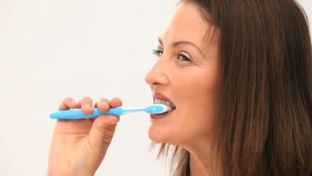 Mulher escovando os dentes — Vídeo de Stock