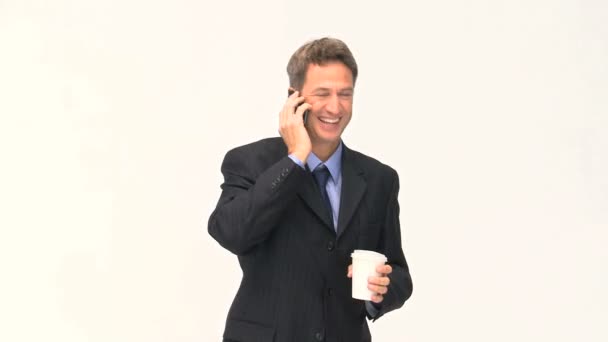Affärsman som talar i telefon under en kaffepaus — Stockvideo