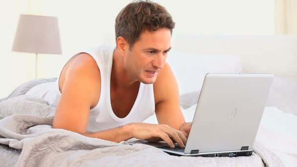 Homem irritado trabalhando em seu laptop — Vídeo de Stock