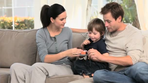 Mère donnant des gâteaux à son fils et son mari — Video