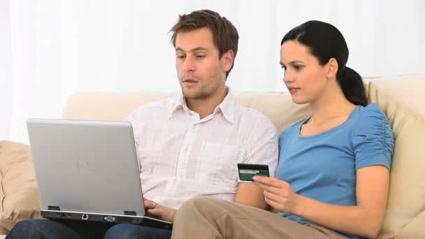 Bonito casal comprando na net — Vídeo de Stock