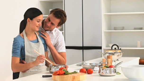 Casal encantador cozinhar juntos — Vídeo de Stock