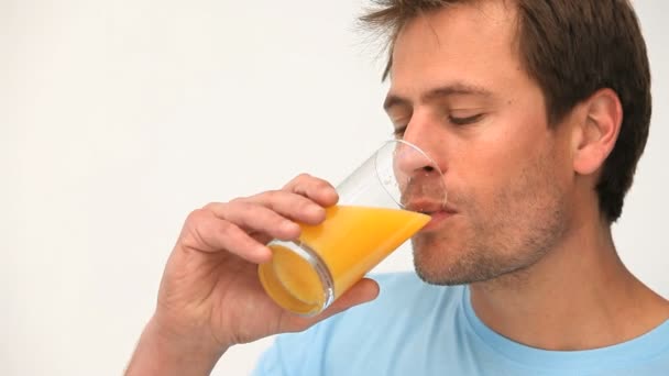 Člověk pije sklenici pomerančového džusu — Stock video