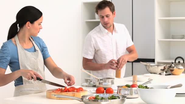 Pareja joven cocinando juntos — Vídeo de stock