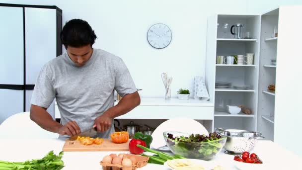 Homem feliz cortando legumes — Vídeo de Stock