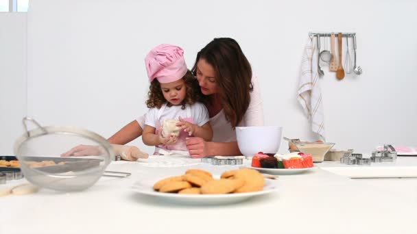Madre horneando galletas con su hija — Vídeo de stock