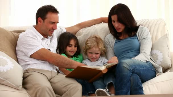 Leuke familie lezen van een boek — Stockvideo