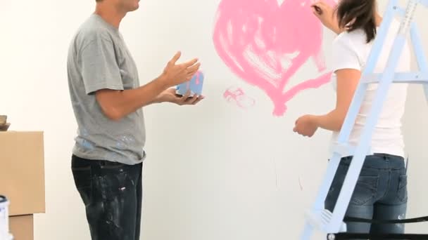 Pareja feliz pintando juntos — Vídeos de Stock