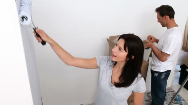 Paar bemalt eine große Wand in Weiß — Stockvideo