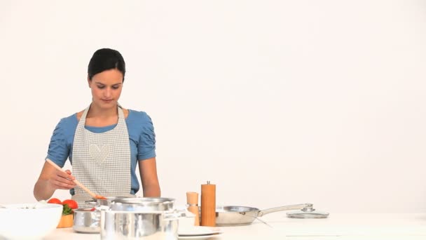 Mujer preparando salsa para el almuerzo — Vídeos de Stock
