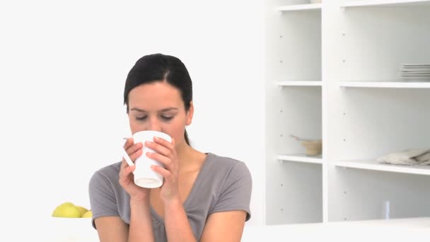 Mujer encantadora bebiendo y sonriendo — Vídeos de Stock