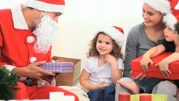 Mais presentes de oferta de Natal — Vídeo de Stock