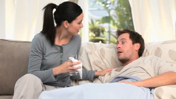 Женщина заботится о своем больном муже — стоковое видео