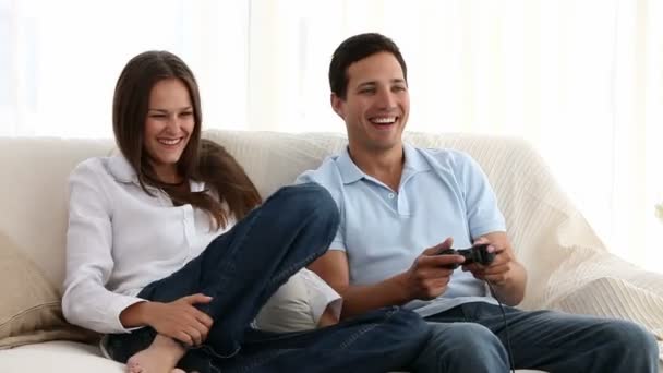 Hombre jugando videojuegos con su novia — Vídeos de Stock