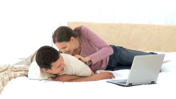 若いカップルがラップトップ コンピューターで作業しながら楽しんで — ストック動画