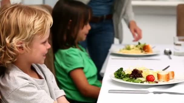 Padres tratando de convencer a los niños a comer — Vídeo de stock