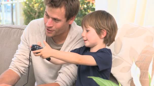 Chico jugando video gemes con su padre — Vídeo de stock